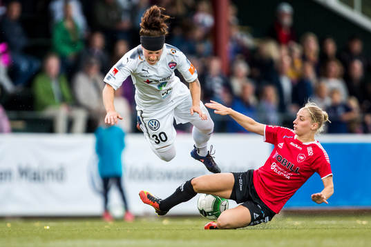 Rosengårds Ella Masar McLeod och LB07s Malin Winberg i