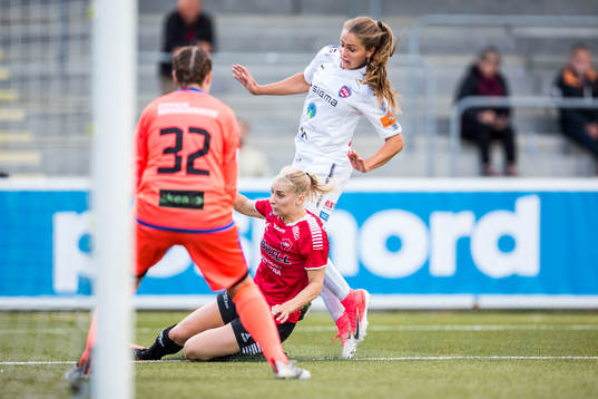 Rosengårds Lieke Martens stoppas av LB07s Malin Winberg