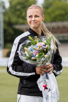 Rosengårds Amanda Ilestedt tackas av