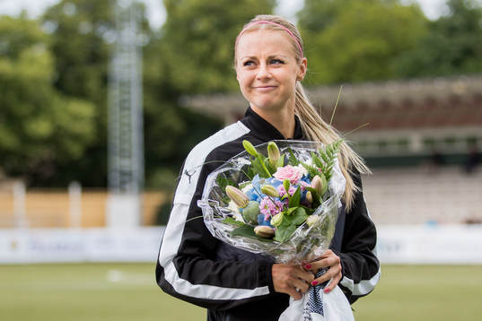 Rosengårds Amanda Ilestedt tackas av