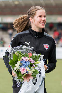 Rosengårds Sofie Junge Pedersen tackas av