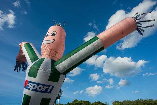 Aktiviteter före en träningsmatch i fotboll mellan