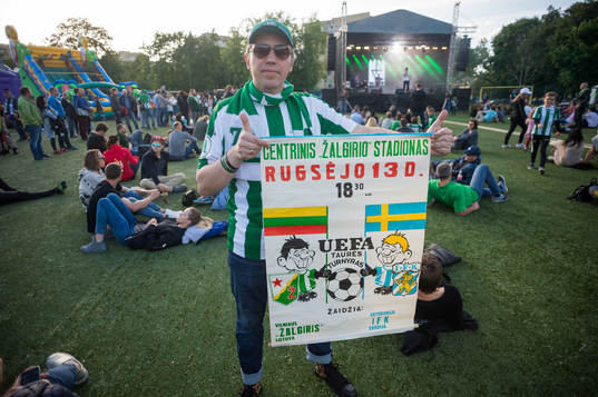 Supportrar före en träningsmatch i fotboll mellan