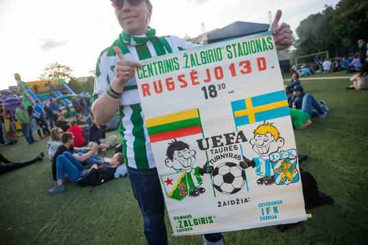 Supportrar före en träningsmatch i fotboll mellan