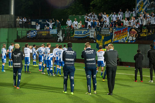 IFK Göteborgs spelare tackar publiken