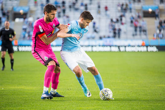 Zagrebs Denis Kolinger och Malmö FFs Alexander Jeremejeff