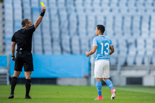 Domare Kaspar Sjöberg varnar Malmö FFs Yoshimar Yotún