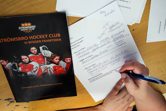 Idrottskonsulenter besöker föreningen Strömsbro Hockey
