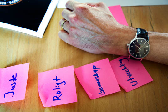 Post it-lappar när idrottskonsulenter besöker föreningen