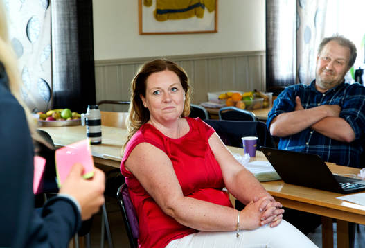 Maria Davidson, Mikael Sundström lyssnar på ett föredrag