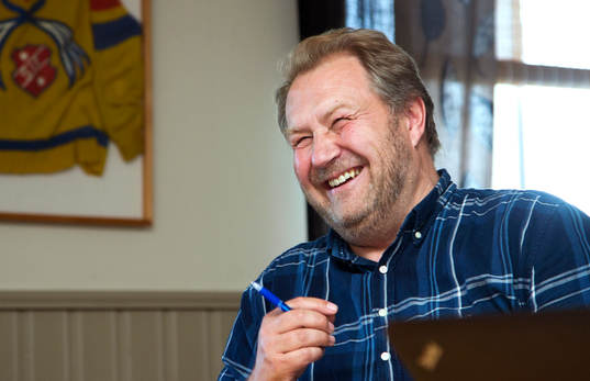 Mikael Sundström skrattar när idrottskonsulenter besöker