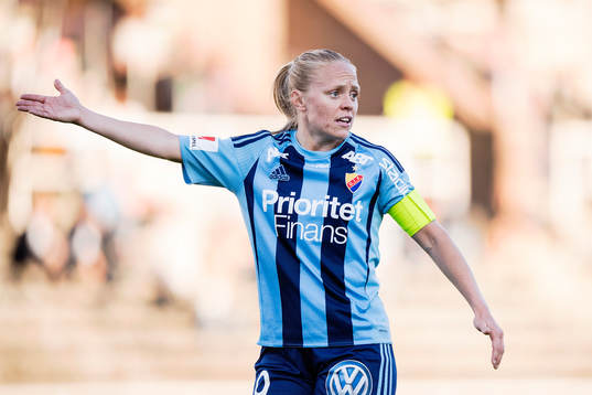 Djurgårdens Mia Jalkerud reagerar mot domaren