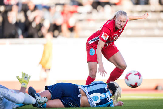 Örebros Julia Spetsmark i en duell med Djurgårdens Annika