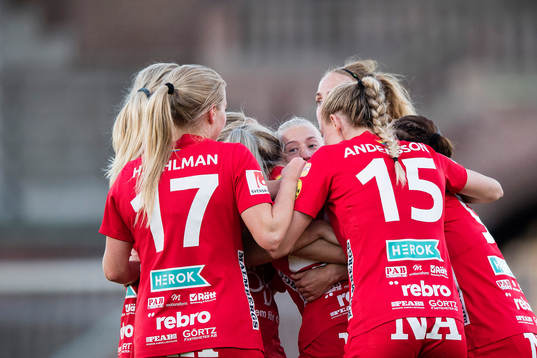 Örebros spelare jublar