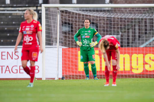 Örebros målvakt Carola Söberg deppar
