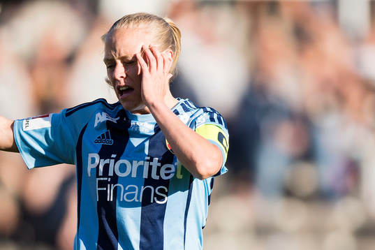 Djurgårdens Mia Jalkerud tar sig för ansiktet
