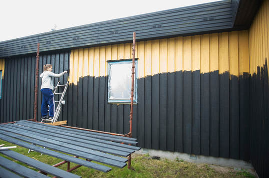 Sommarjobbare målar IFK Hässleholms klubbstuga 28 juni