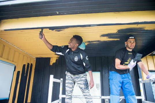 Sommarjobbare målar IFK Hässleholms klubbstuga 28 juni
