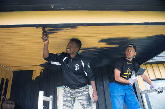 Sommarjobbare målar IFK Hässleholms klubbstuga 28 juni