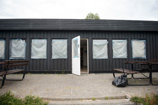 Sommarjobbare målar IFK Hässleholms klubbstuga 28 juni