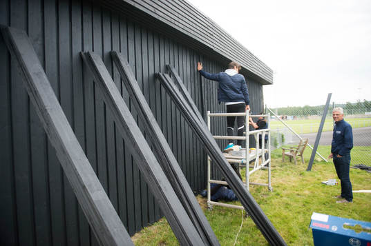 Sommarjobbare målar IFK Hässleholms klubbstuga 28 juni