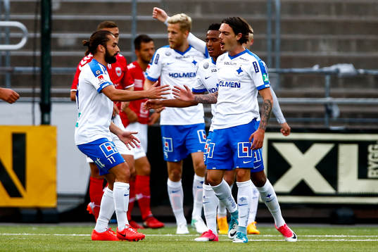 Norrköpings David Moberg Karlsson jublar med lagkamrater