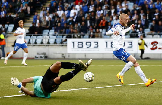 Norrköpings Kalle Holmberg missar målchans
