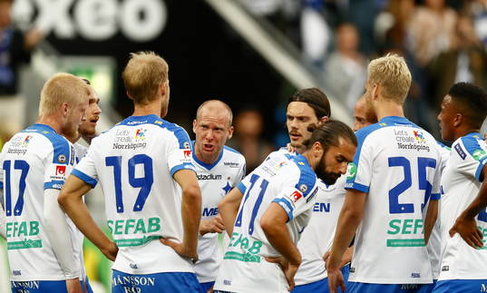 Norrköpings Andreas Johansson manar på sina lagkamrater