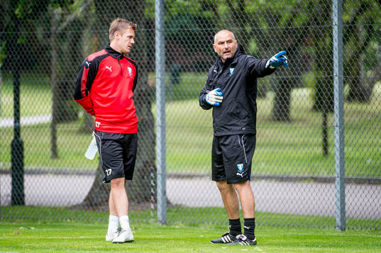 Målvakt Johan Dahlin och målvaktstränaren Jonnie Fedel