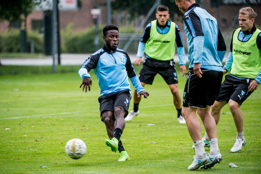 Kingsley Sarfo med bollen