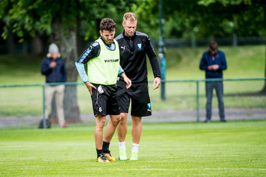 Erdal Rakip tar sig för höften