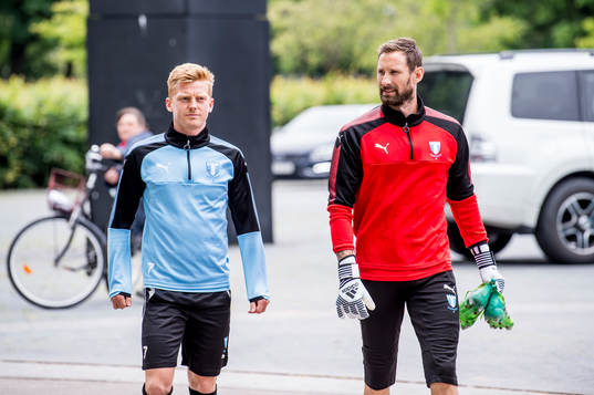 Anders Christiansen och målvakt Johan Wiland