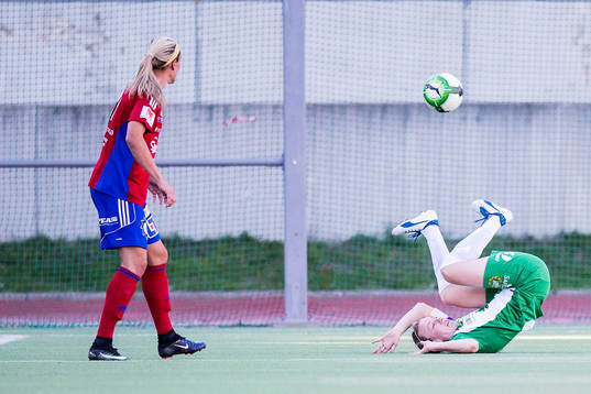 Hammarbys Olga Ekblom faller