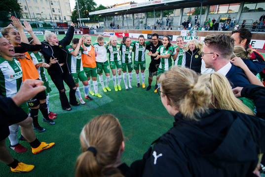 Hammarbys spelare jublar
