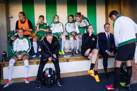 Hammarbys bänk med tränare Olof Unogård
