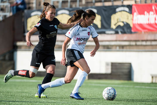 Göteborgs Elin Landström och LB07s Eveliina Parikka