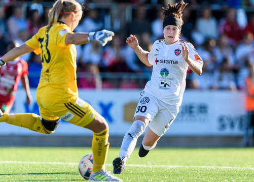 Rosengårds Ella Masar McLeod stressar Piteås målvakt