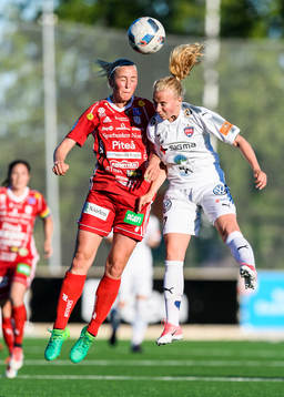 Piteås Julia Karlenäs i nickduell med Rosengårds Ebba