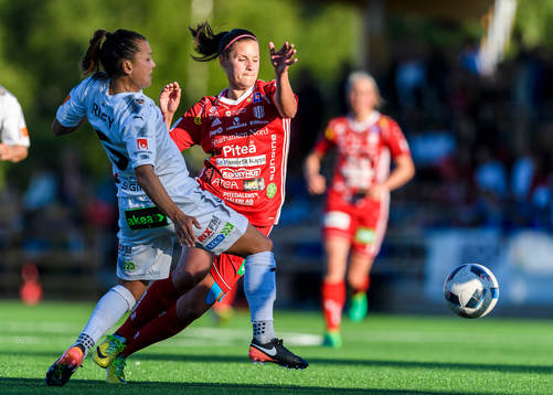 Piteås Hanna Pettersson försöker gå förbi Rosengårds