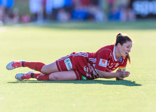 Piteås Josefin Johansson ligger på gräset