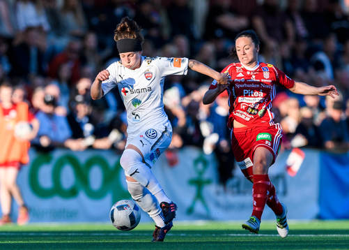 Rosengårds Ella Masar McLeod med bollen jagas av Piteås