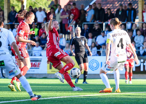 Piteås Nina Jakobsson försöker styra bollen mot mål