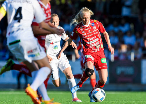 Piteås Elin Bragnum med bollen