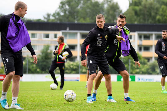 Samuel Holmén och målvakt Kevin Stuhr Ellegaard