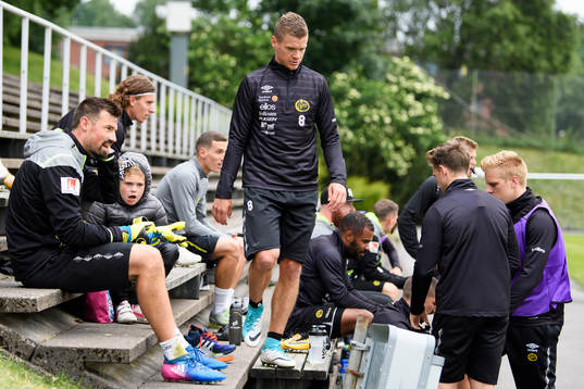 Samuel Holmén och målvakt Kevin Stuhr Ellegaard