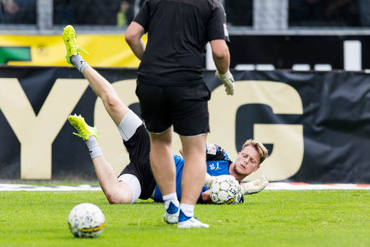Halmstads målvakt Malkolm Nilsson före fotbollsmatchen i