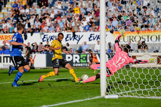 Halmstads målvakt Isak Pettersson räddar målchans från