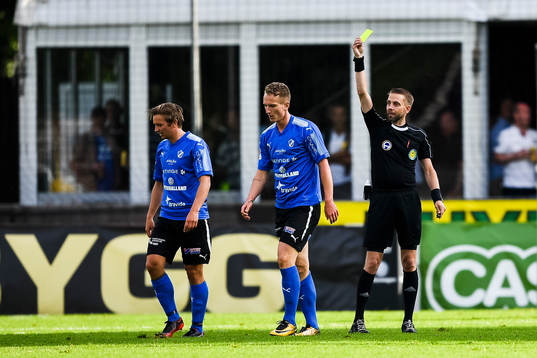 Halmstads Andreas Bengtsson får en varning
