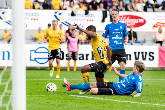 Halmstads Marcus Mathisen med en brytning framför
