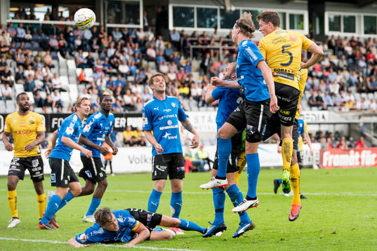 Elfsborgs Jörgen Horn nickar vid hörna